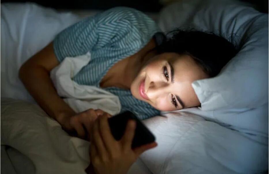 研究：睡前玩手機8分鐘興奮1小時~!